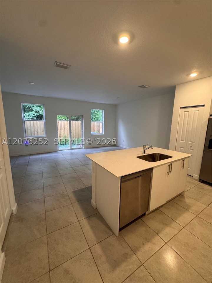 194 SE 10th Ct - Photo 4 of 17