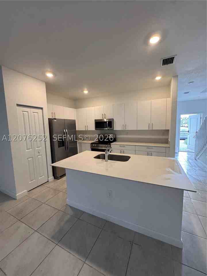 194 SE 10th Ct - Photo 5 of 17
