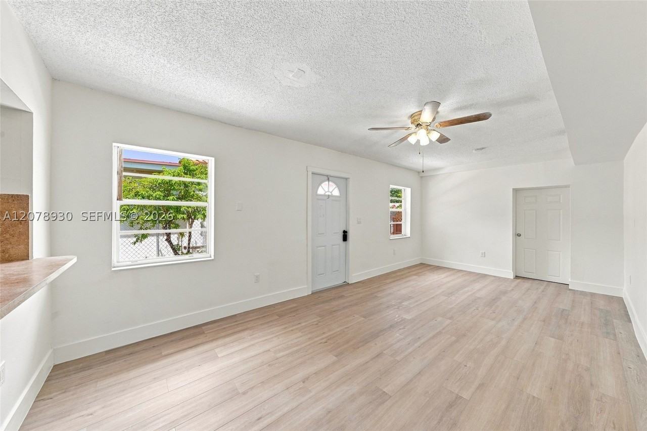 402 Nw 44th Ave #1 - Photo 2 of 27