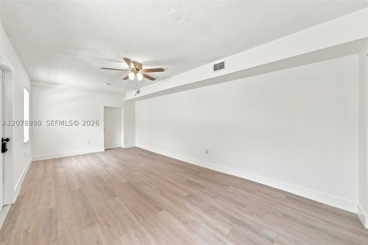 402 Nw 44th Ave #1 - Photo 3 of 27