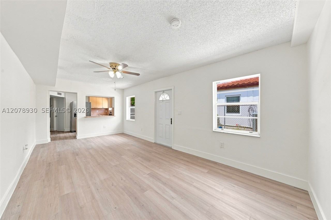 402 Nw 44th Ave #1 - Photo 4 of 27