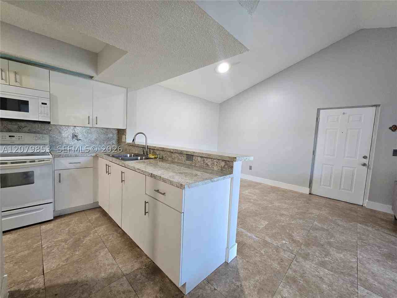 18860 Nw 57th Ave #305 - Photo 6 of 19