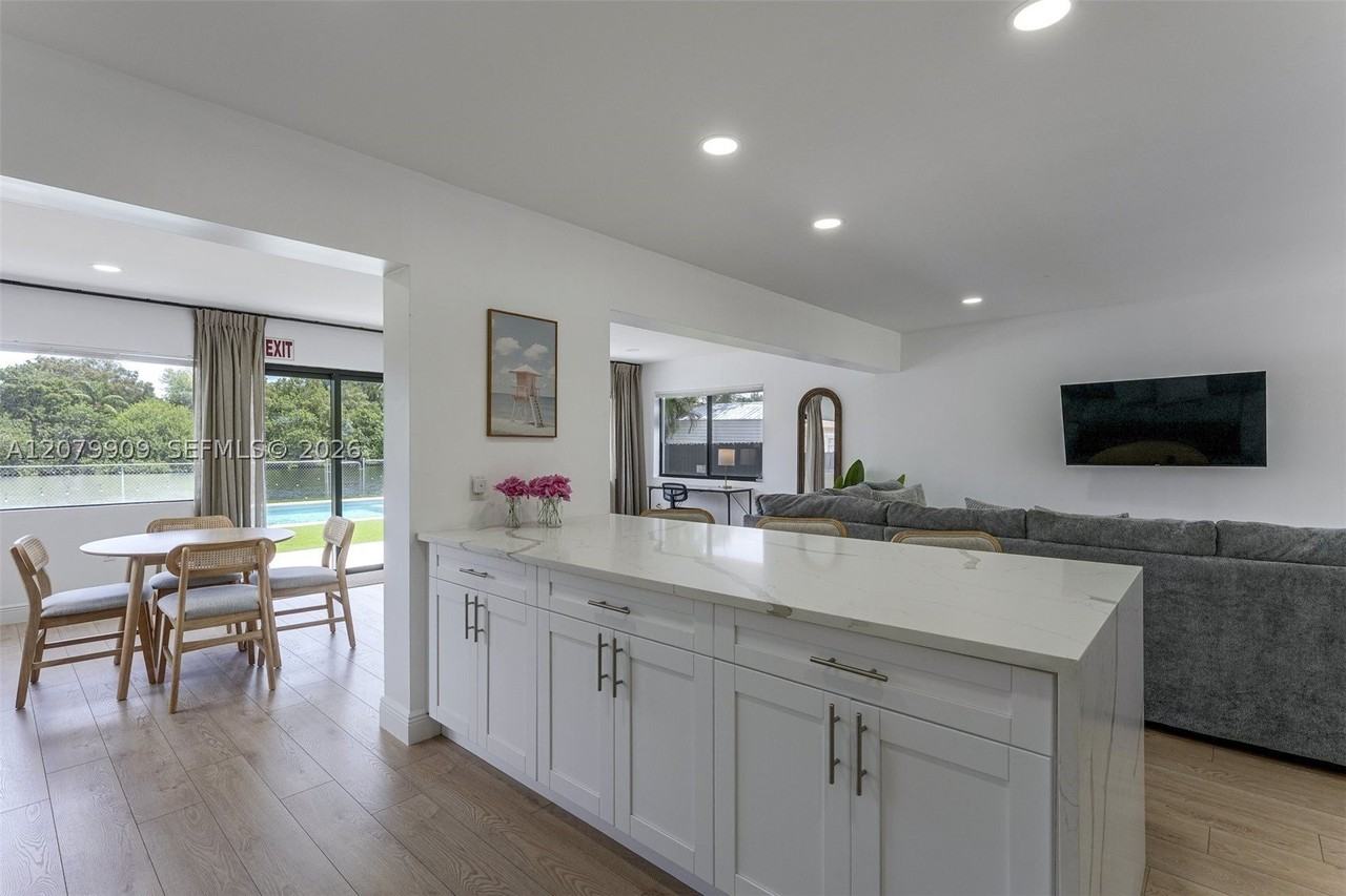 317 N 31st Ave - Photo 2 of 29
