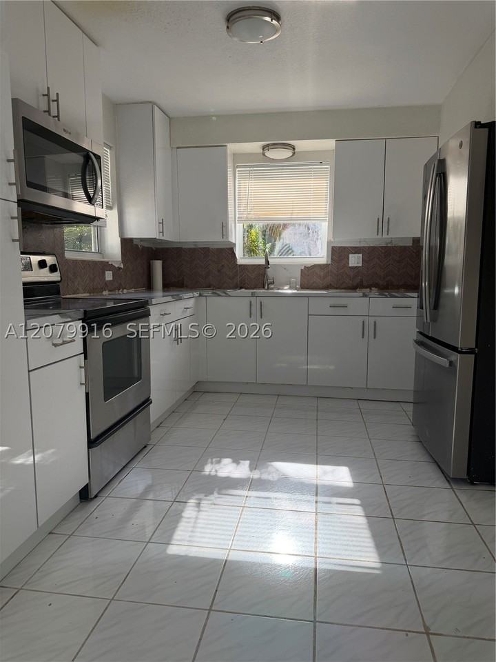 2446 Johnson St - Photo 2 of 17