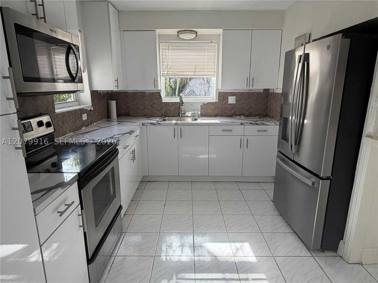 2446 Johnson St - Photo 4 of 17