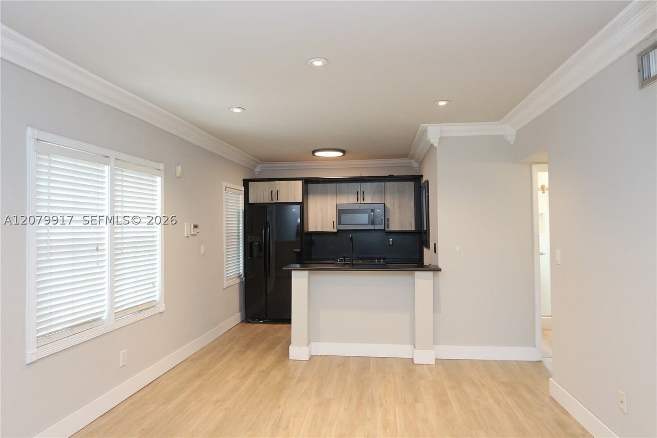 3375 Franklin Ave #B - Photo 5 of 20