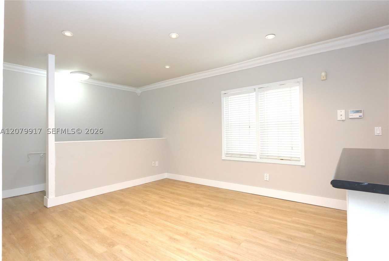 3375 Franklin Ave #B - Photo 6 of 20