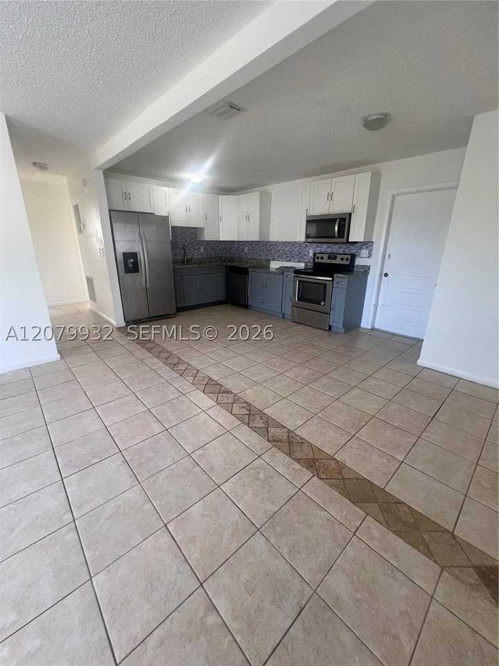 828 Sw 3rd St #828 - Photo 4 of 31
