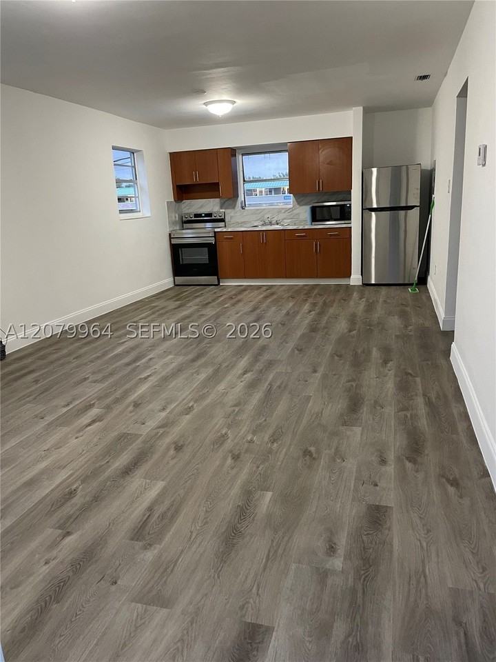 633 Nw 23rd Ct #2 - Photo 4 of 13