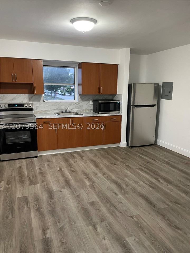 633 Nw 23rd Ct #2 - Photo 5 of 13