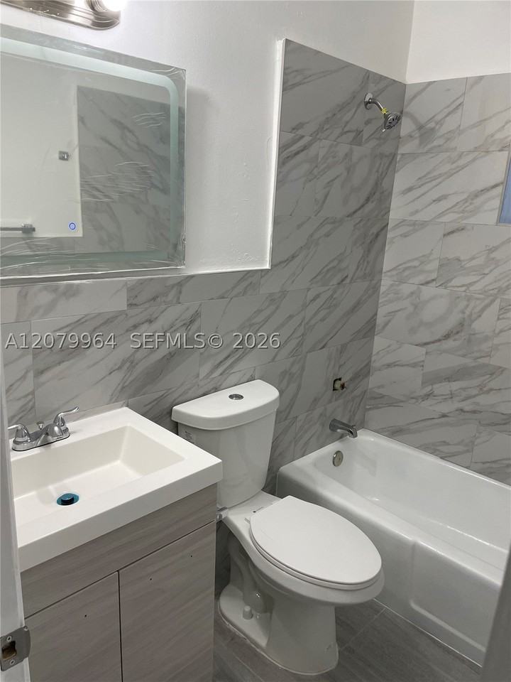 633 Nw 23rd Ct #2 - Photo 6 of 13