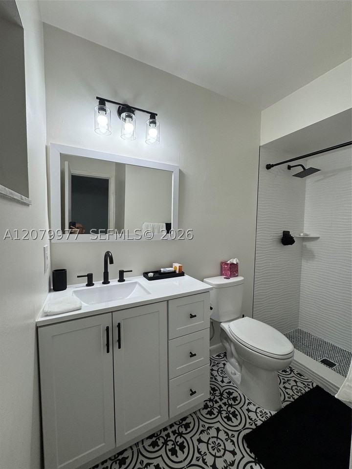 5639 Lincoln St #3 - Photo 6 of 12