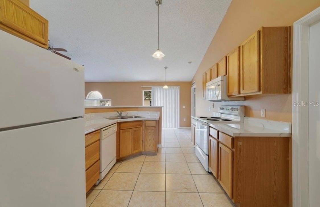 1907 Manatee Dr - Photo 3 of 7
