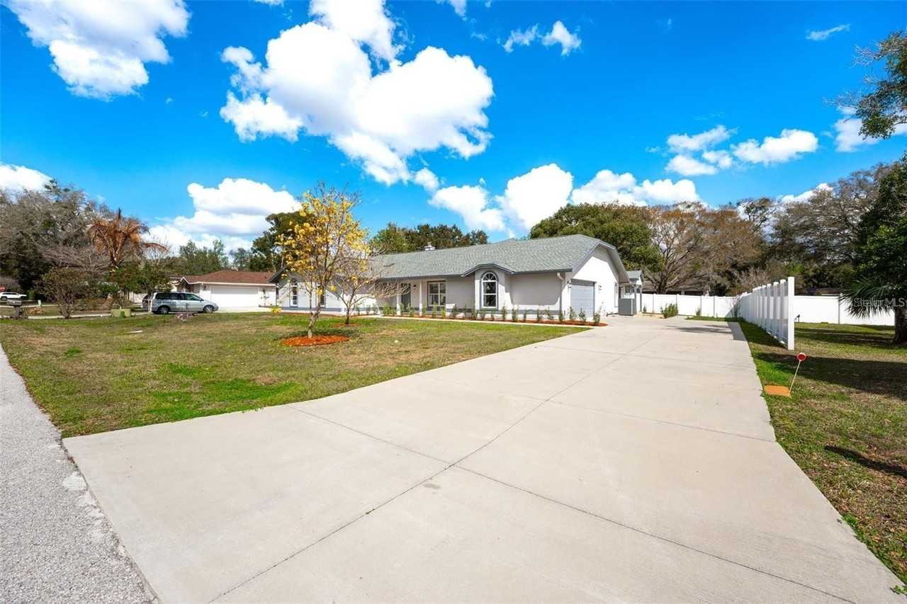 5521 Oak St - Photo 2 of 8