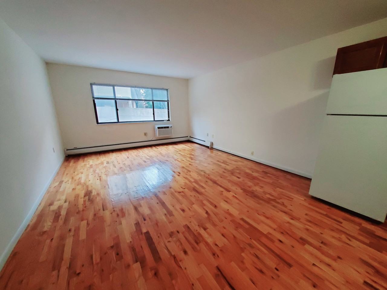 960 Hope St #1 - Photo 2 of 4