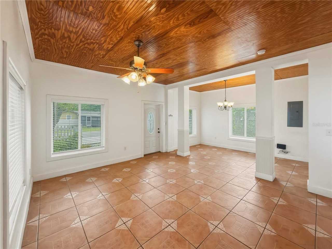 211 E 131st Ave - Photo 7 of 44