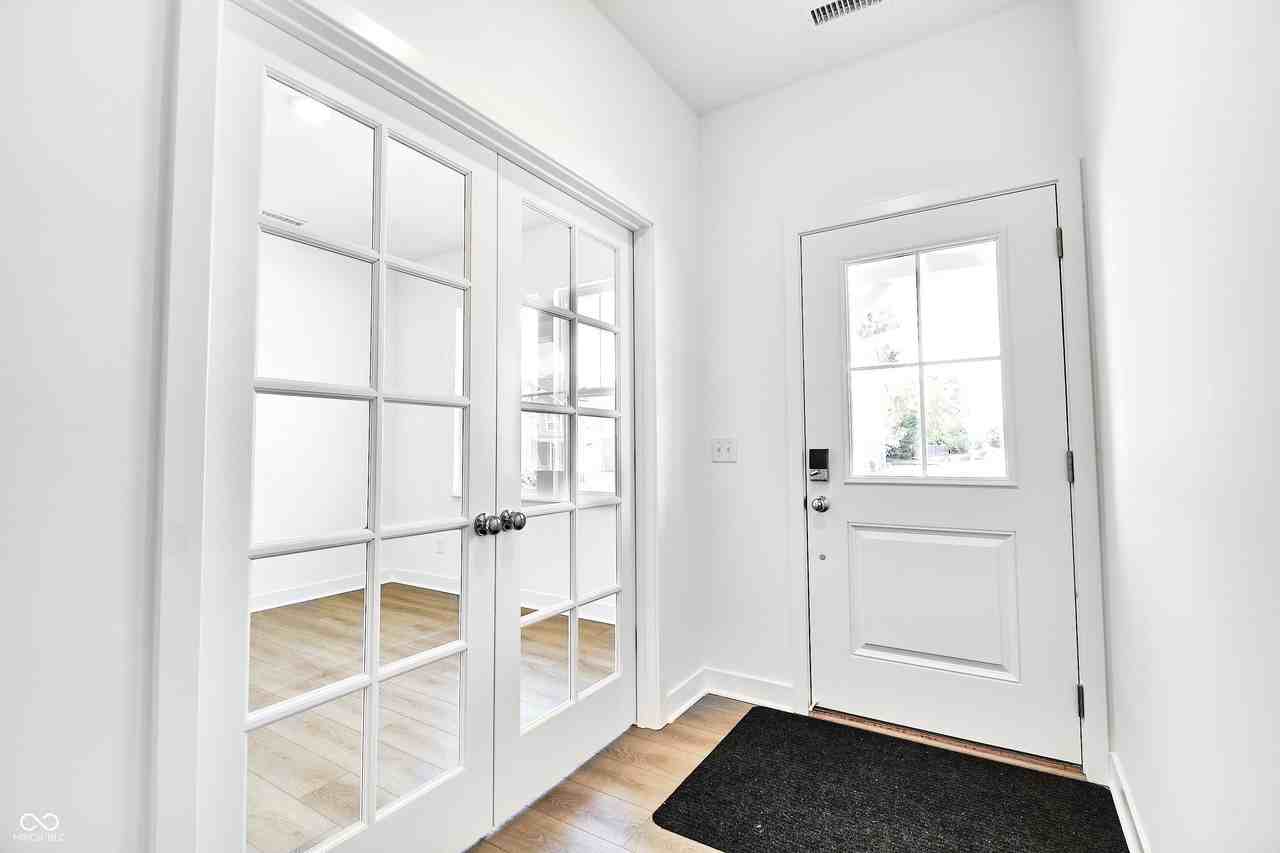 408 Eisenhower St - Photo 3 of 50