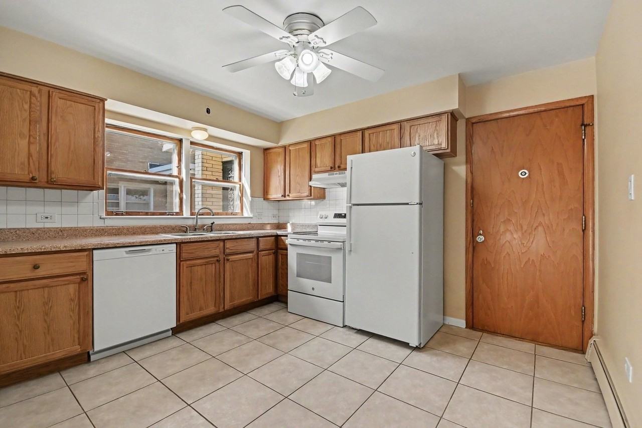 1245 N La Grange Rd #1F - Photo 4 of 9