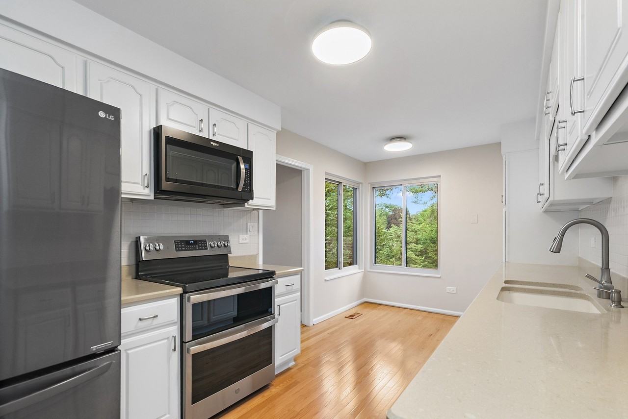 25 Shoreline Rd #B - Photo 6 of 30