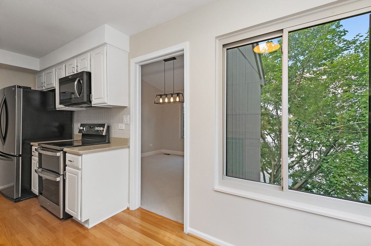 25 Shoreline Rd #B - Photo 7 of 30