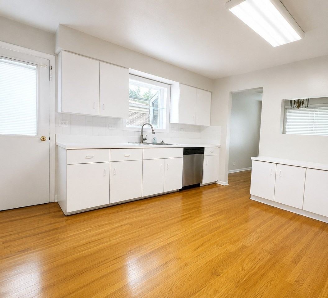 7011 N Hamlin Ave - Photo 2 of 4