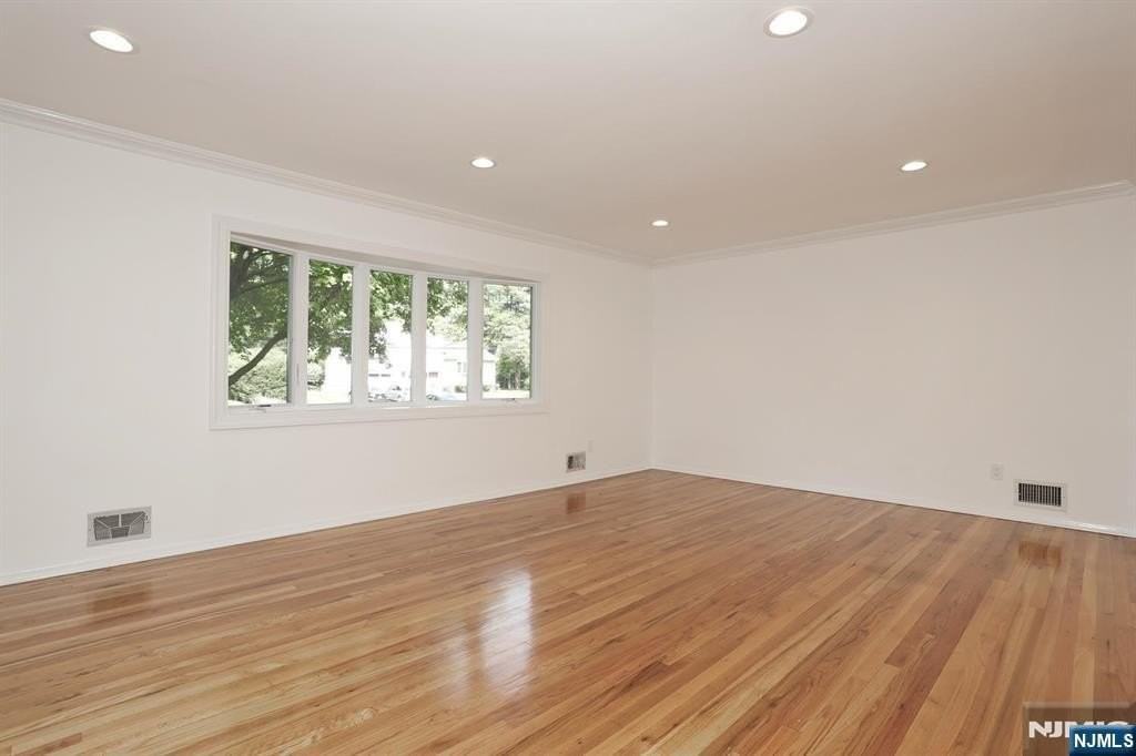 253 Jeffer St - Photo 2 of 20