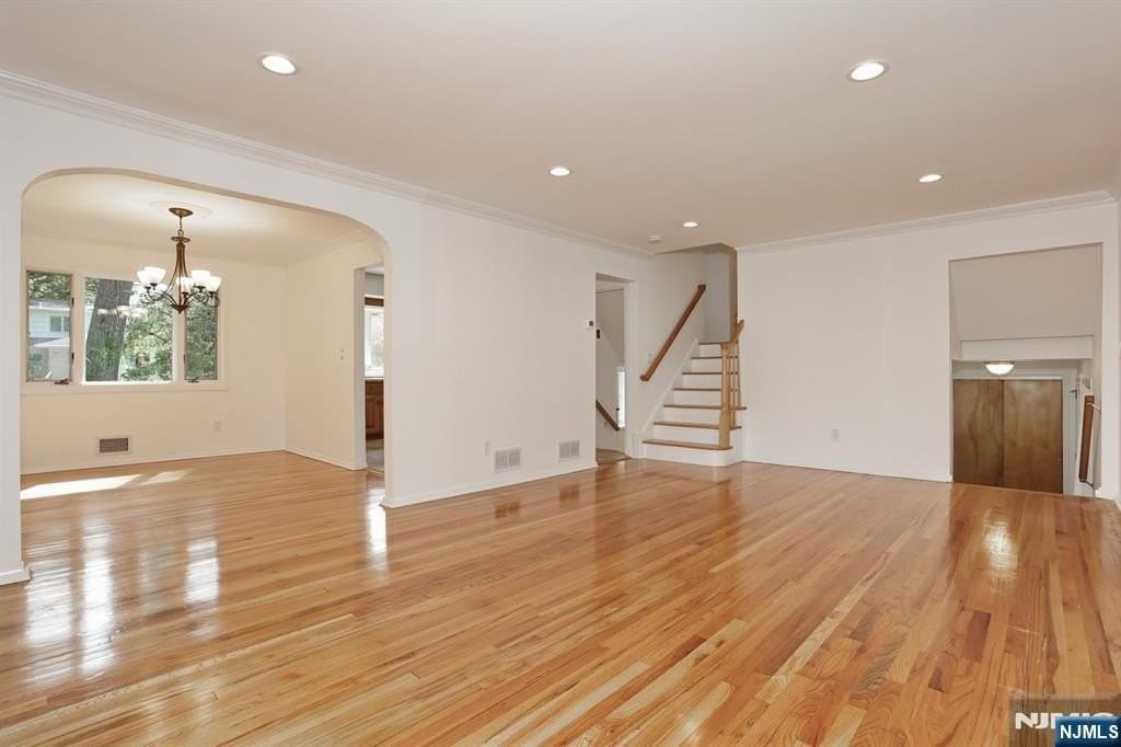 253 Jeffer St - Photo 3 of 20