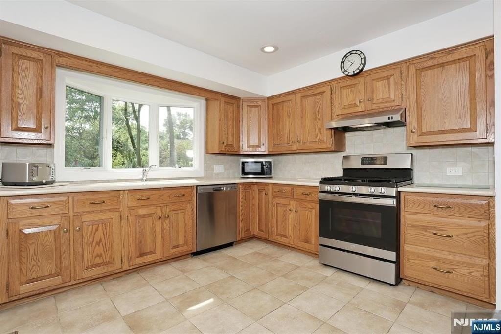 253 Jeffer St - Photo 4 of 20