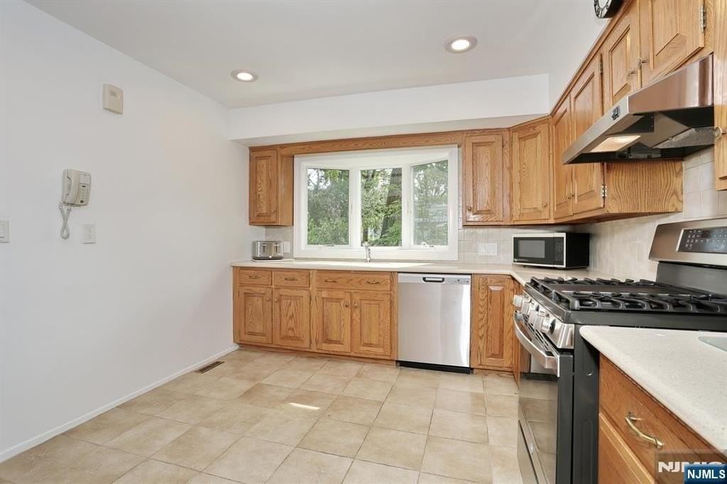 253 Jeffer St - Photo 5 of 20