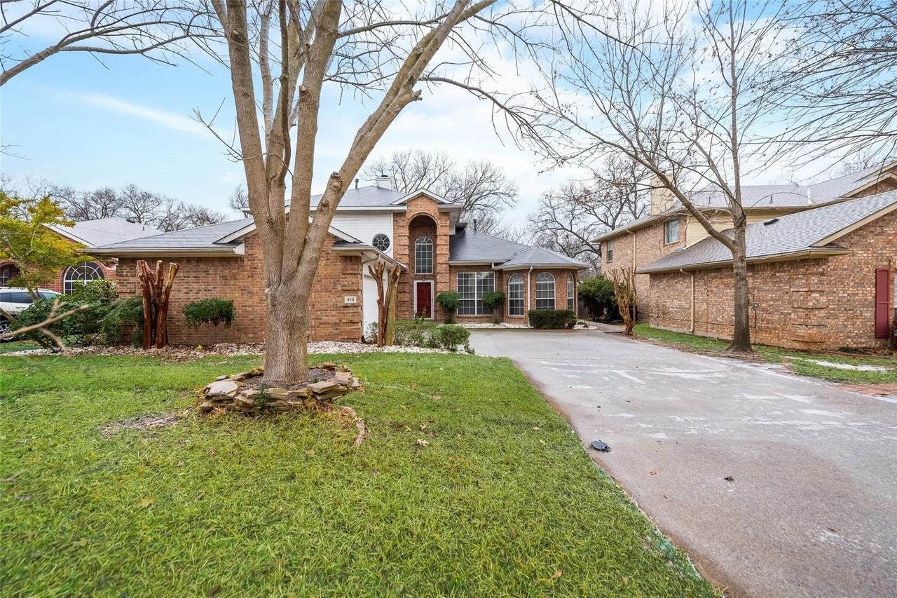 913 Wisperwood Dr - Photo 3 of 35
