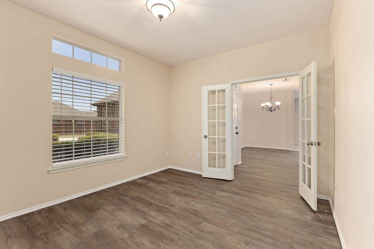 3905 Hawkins Dr - Photo 5 of 25