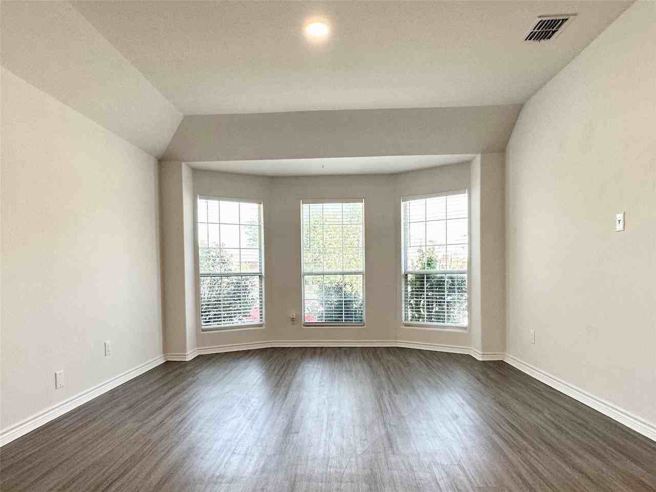 2805 Arabian Ln - Photo 4 of 18