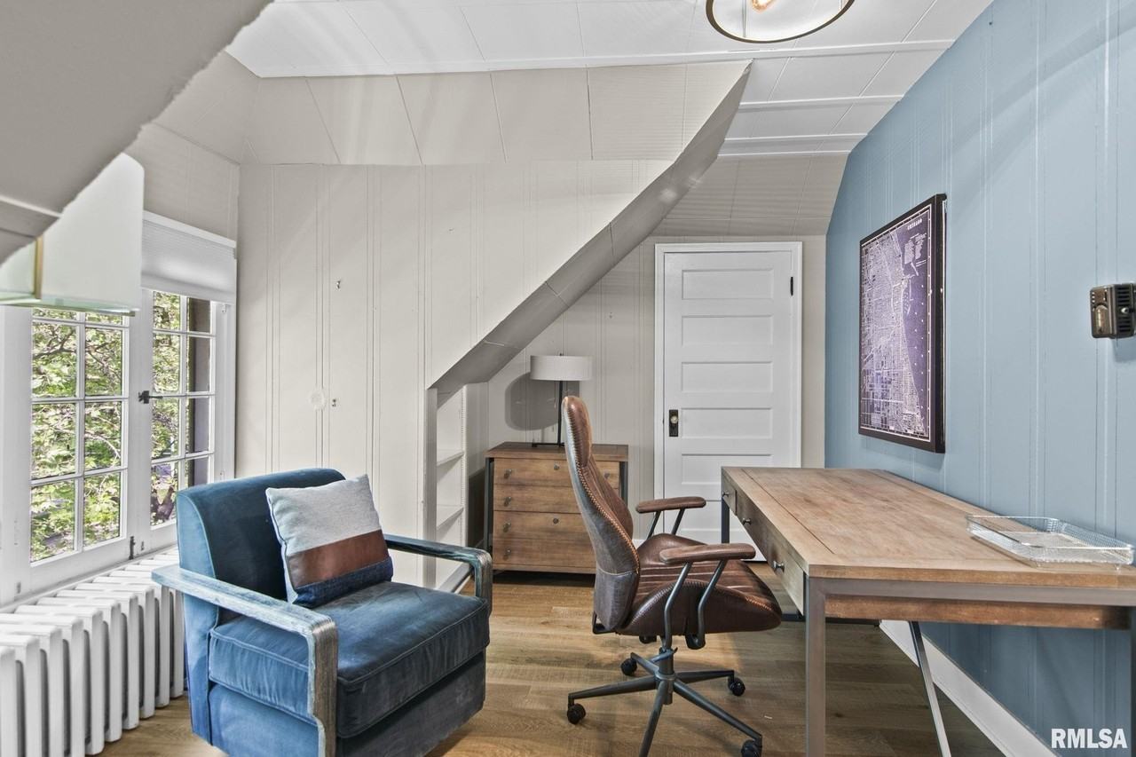 810 W Edwards St - Photo 4 of 13