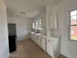 featured image of 2952 Elmhurst St