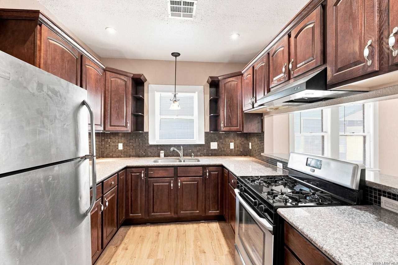 506 E Whittier St - Photo 5 of 17