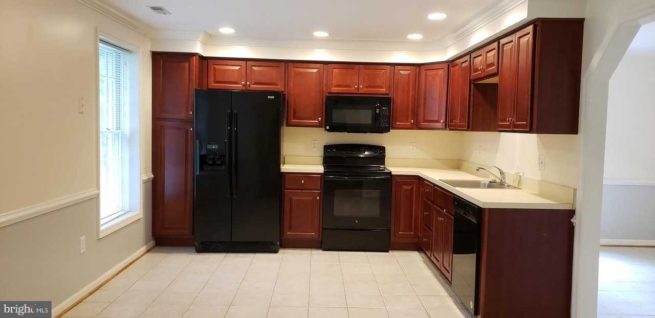10316 Royal Rd - Photo 4 of 24