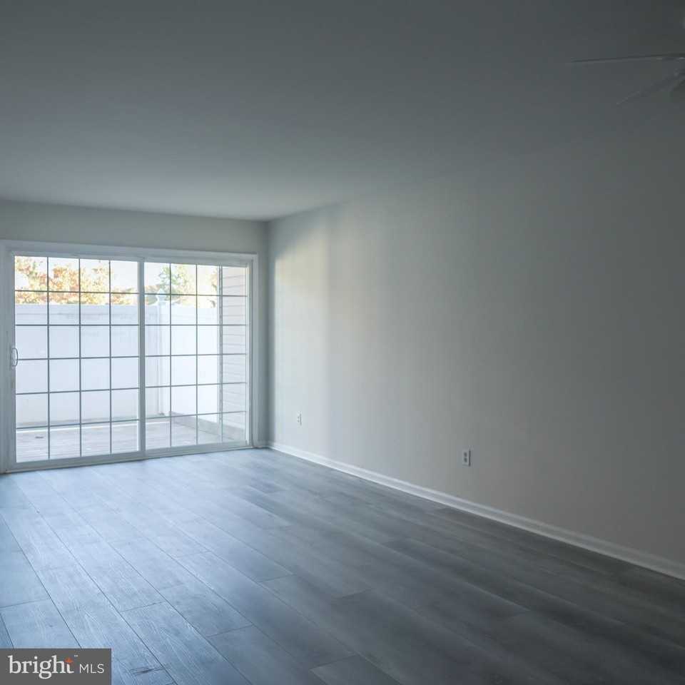 20012 Beacon Hill Dr - Photo 2 of 17