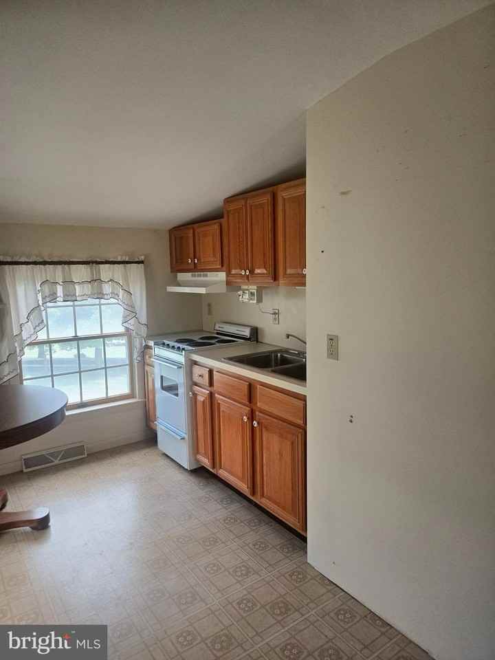 100 N Guthriesville Rd - Photo 2 of 10