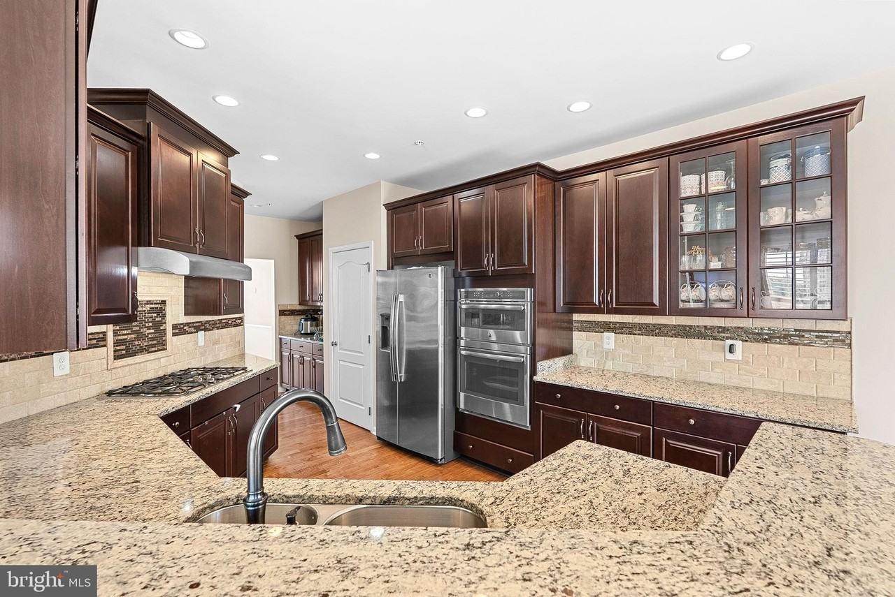 43117 Shore Sq - Photo 4 of 19