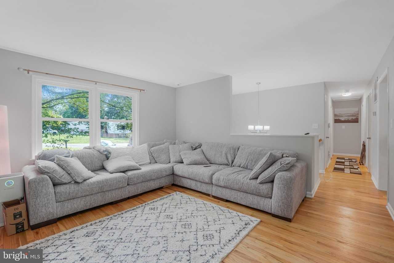 1703 Sherwood Dr - Photo 3 of 24