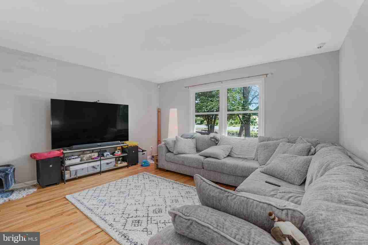 1703 Sherwood Dr - Photo 4 of 24
