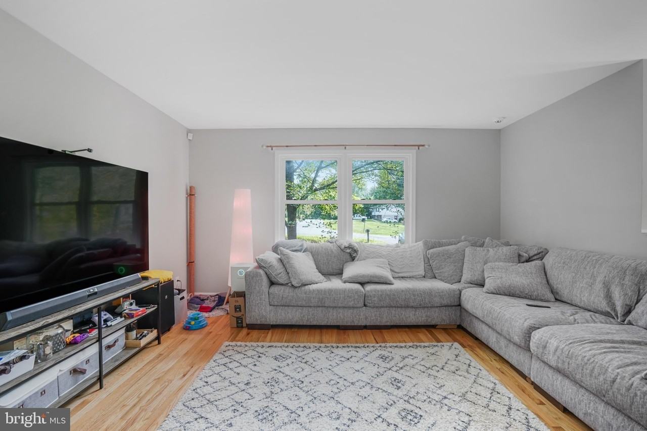 1703 Sherwood Dr - Photo 5 of 24
