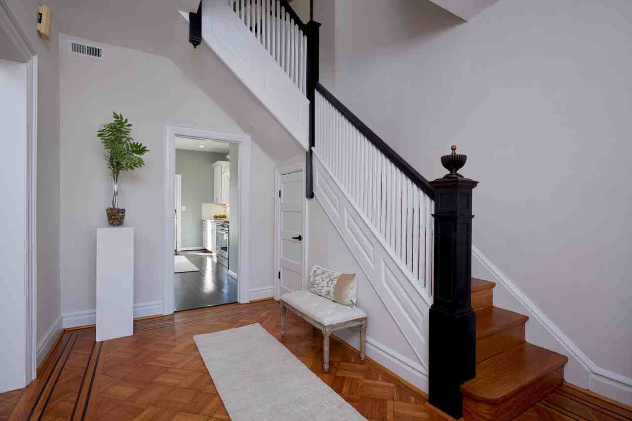1364 Oak St Nw #1 - Photo 4 of 21