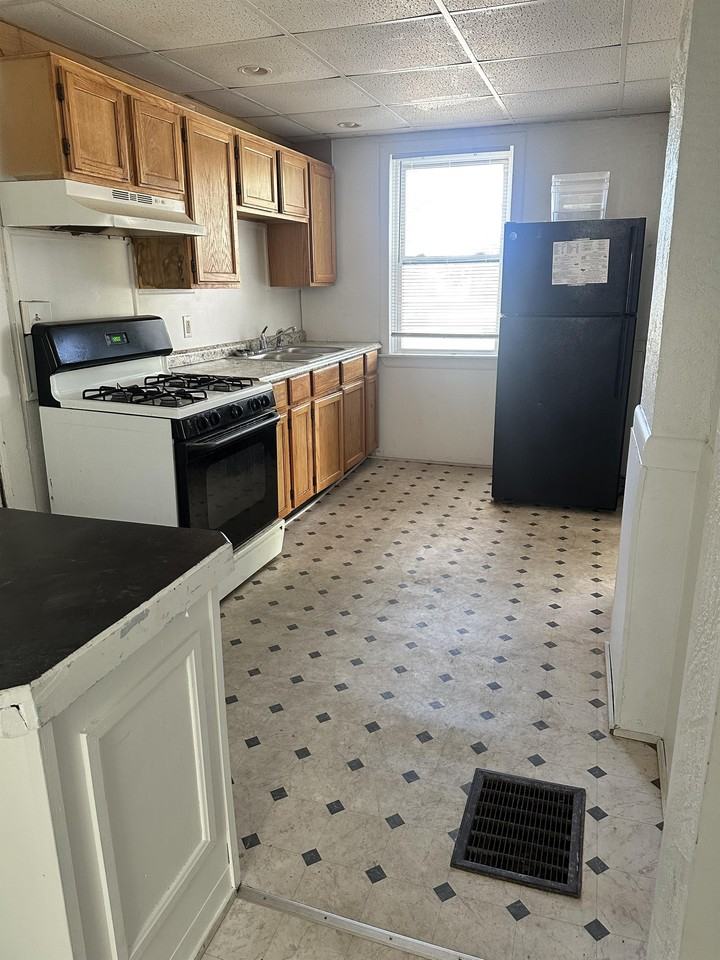 1162 E 25th St #1 - Photo 3 of 18