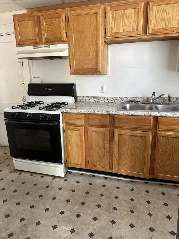 1162 E 25th St #1 - Photo 5 of 18