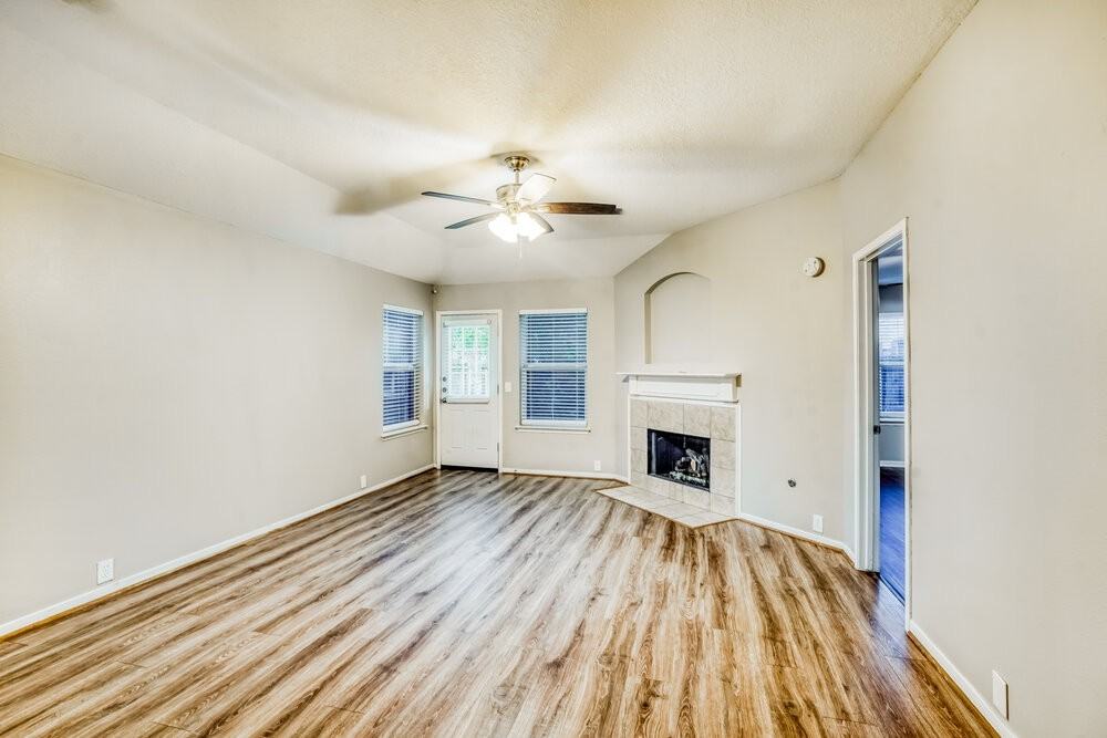 10403 Falling River Dr - Photo 4 of 16