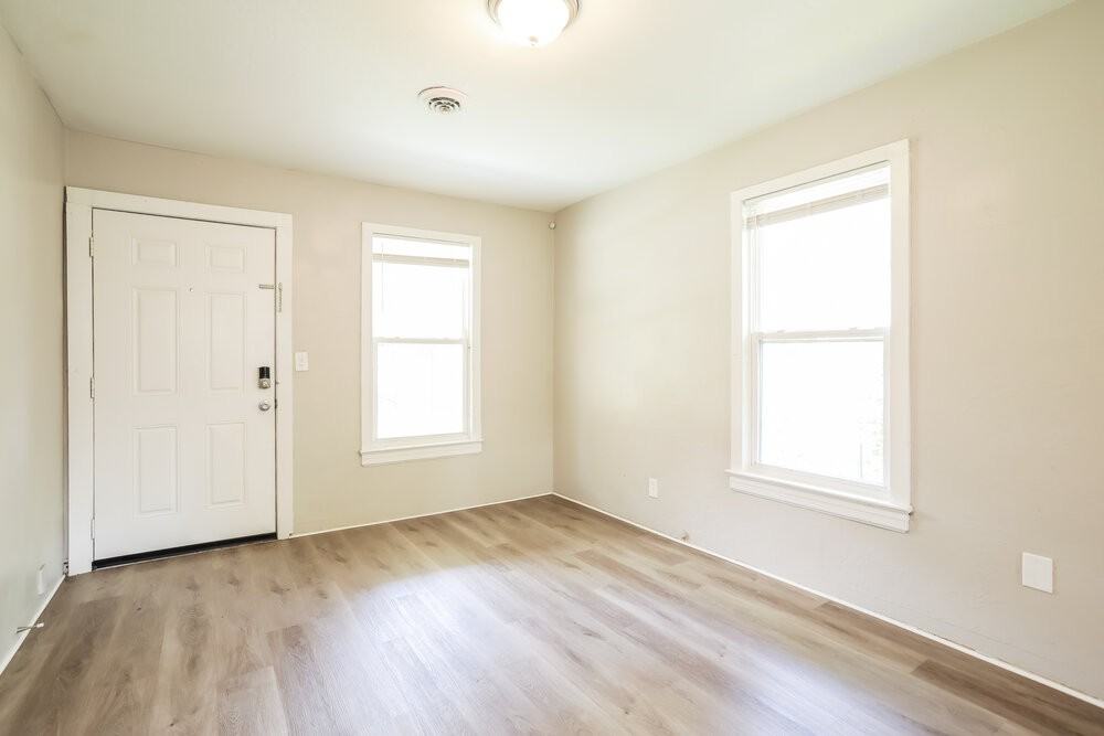 2969 Myra St - Photo 4 of 16