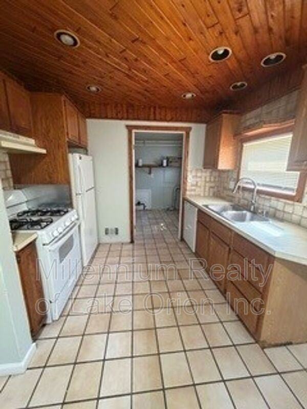 844 Kettering Ave - Photo 2 of 9
