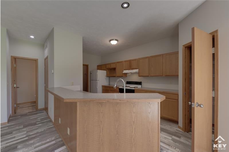 513 N Bristol Ct - Photo 5 of 30