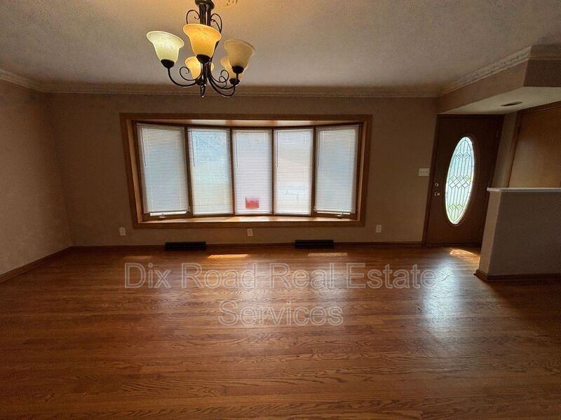 2001 Grand Ave - Photo 3 of 18